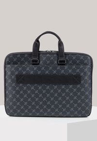 Czarna torba na laptopa o fakturowej powierzchni z powtarzającym się wzorem, dwoma górnymi uchwytami, zapięciem na zamek błyskawiczny oraz przednią kieszenią na zamek w kontrastującym materiale.