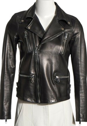 Chaqueta de cuero negra con cremallera asimétrica, cuatro bolsillos con cremallera y detalles metálicos en el cuello con botones a presión en un torso de maniquí blanco.