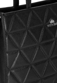 Borsa a tracolla in pelle nera con texture, caratterizzata da un motivo geometrico a rombi e doppio manico. Logo in evidenza con accento argento.