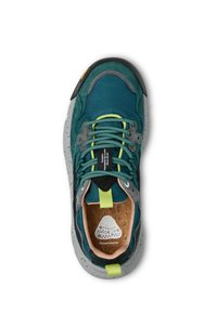 Scarpa sportiva in teal e grigio con tomaia in rete, dettagli gialli e suola maculata. Presenta pizzo testurizzato e soletta in sughero.