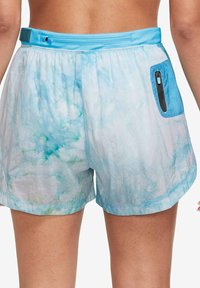 Pantalones cortos deportivos de color azul claro con un patrón de tie-dye, que cuentan con una cinturilla suave, un bolsillo con cremallera en un azul contrastante y una textura suave.