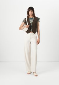 Guess THEOLINE PERFECT VEST - Bodywarmer - espresso brown