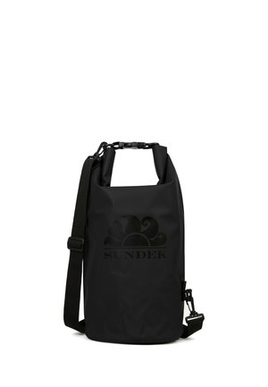 Borsa impermeabile nera a tracolla con chiusura a rotolo, tracolla regolabile e logo Sundek al centro davanti.