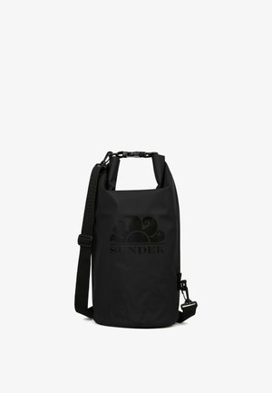 Borsa impermeabile nera a tracolla con chiusura a rotolo, tracolla regolabile e logo Sundek al centro davanti.