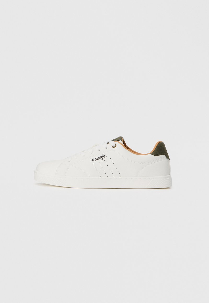 Sneaker blanche en cuir lisse, avec des détails perforés, un passant de talon vert et une semelle en caoutchouc blanche. Conception à lacets confortable.