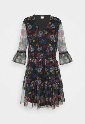 Schwarzes Blumenkleid aus sheer, schichtweise verarbeitetem Stoff, mit V-Ausschnitt und dreiviertellangen Glockenärmeln. Es weist bunte Blumenmuster und einen rüschierten Saum auf.