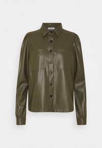 Giacca camicia in ecopelle verde oliva con chiusura a bottoni, due taschini sul petto e colletto; presenta spalle a sbuffo e maniche lunghe.