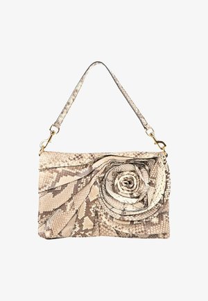 Bolso beige de piel de serpiente con una sola correa y una gran decoración en forma de rosa en la parte delantera.