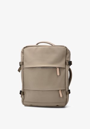 Mochila rectangular beige con dos bolsillos frontales con cremallera, asa superior, correas laterales ajustables y correas acolchadas para los hombros.
