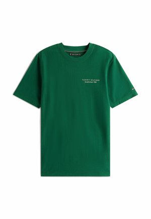 T-shirt di cotone verde con colletto rotondo, maniche corte e testo bianco "TOMMY HILFIGER Established 1985" sul petto. Design semplice.