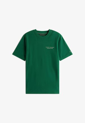 Grünes Baumwoll-T-Shirt mit Rundhals, kurzen Ärmeln und weißem "TOMMY HILFIGER Established 1985"-Text auf der Brust. Einfaches Design.