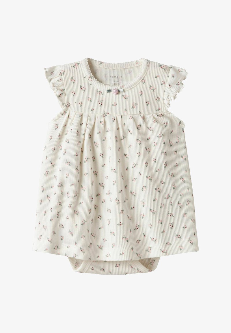 Robe pour bébé blanche à côtes avec un petit motif floral rose, encolure ronde, manches légèrement froncées et bas attaché pour plus de facilité à porter.