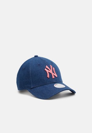 Casquette de baseball bleu foncé avec une visière incurvée et un logo "NY" rose brodé entrelacé sur le devant, présentée sur fond blanc.