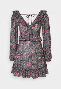 Vestido mini de manga larga negro con estampado floral rosa, escote en V con volantes, lazo en la parte posterior y dobladillo con volantes.