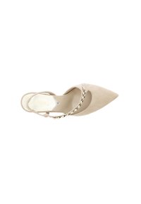 Beige suède hoge hak schoen met een spitse neus, uitsparingen aan de zijkanten en een decoratieve gouden kettingaccent aan de zijkant.