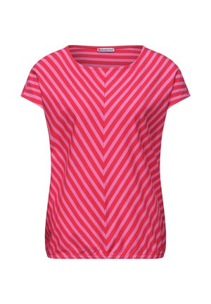 Blusa de mujer de manga corta con rayas diagonales rosas y rojas que forman un diseño de chevrones, cuello redondo y dobladillo elástico.