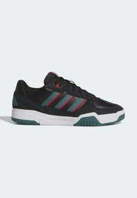Zapatilla deportiva negra con una combinación de cuero y ante. Cuenta con tres rayas diagonales en teal y rojo, suela de goma y cuello acolchado.