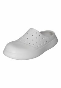 Baltas, bezsiksas apavu pāris, izgatavots no sintētiska materiāla, ar ventilācijas caurumiem, noapaļotu purngalu un gludu teksturētu virsmu.