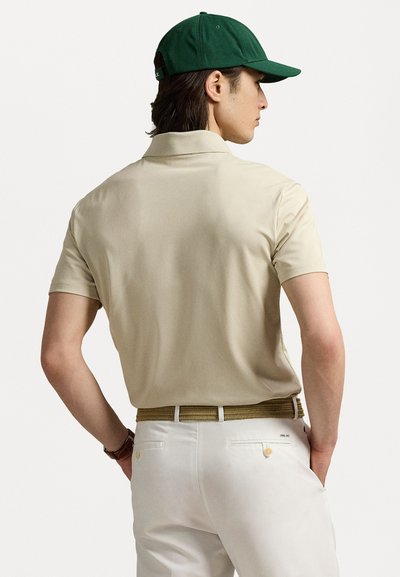 Polo Ralph Lauren TAILORED FIT BEAR PERFORMANCE POLO SHIRT - Pólóing - basic sand