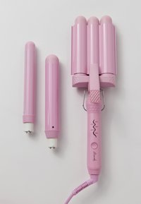 Loki do włosów z trzema cylindrycznymi wałkami i dwoma odczepianymi prętami, wszystko w różowym plastiku. Posiada regulowane ustawienia temperatury i przycisk zasilania.
