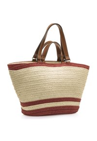 Bolso de paja tejido con franjas alternas de color natural y terracota, con dobles asas de cuero marrón.