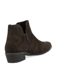 Botines de ante marrón con cremallera lateral, tacón bajo y puntera redondeada. La textura es suave y el diseño es simple y elegante.