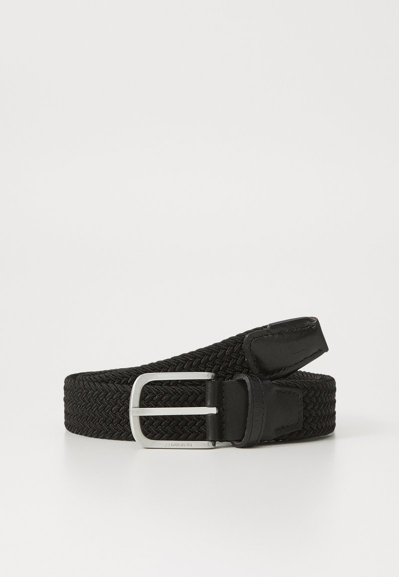 Cinto preto trançado com fivela de metal prateado e detalhes em couro, apresentando um design flexível e superfície texturizada.