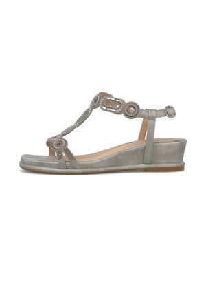 Sandalia baja plateada con cuña, tiras decorativas con piedras brillantes y cierre de hebilla en el tobillo, punta abierta y plantilla acolchada.