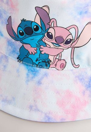 Vedierkový klobúk s pastelovým tie-dye vzorom, na ktorom sú modré a ružové kreslené postavičky, ktoré sa objímajú. Materiál je textúrovaná tkanina s viditeľnými švami.