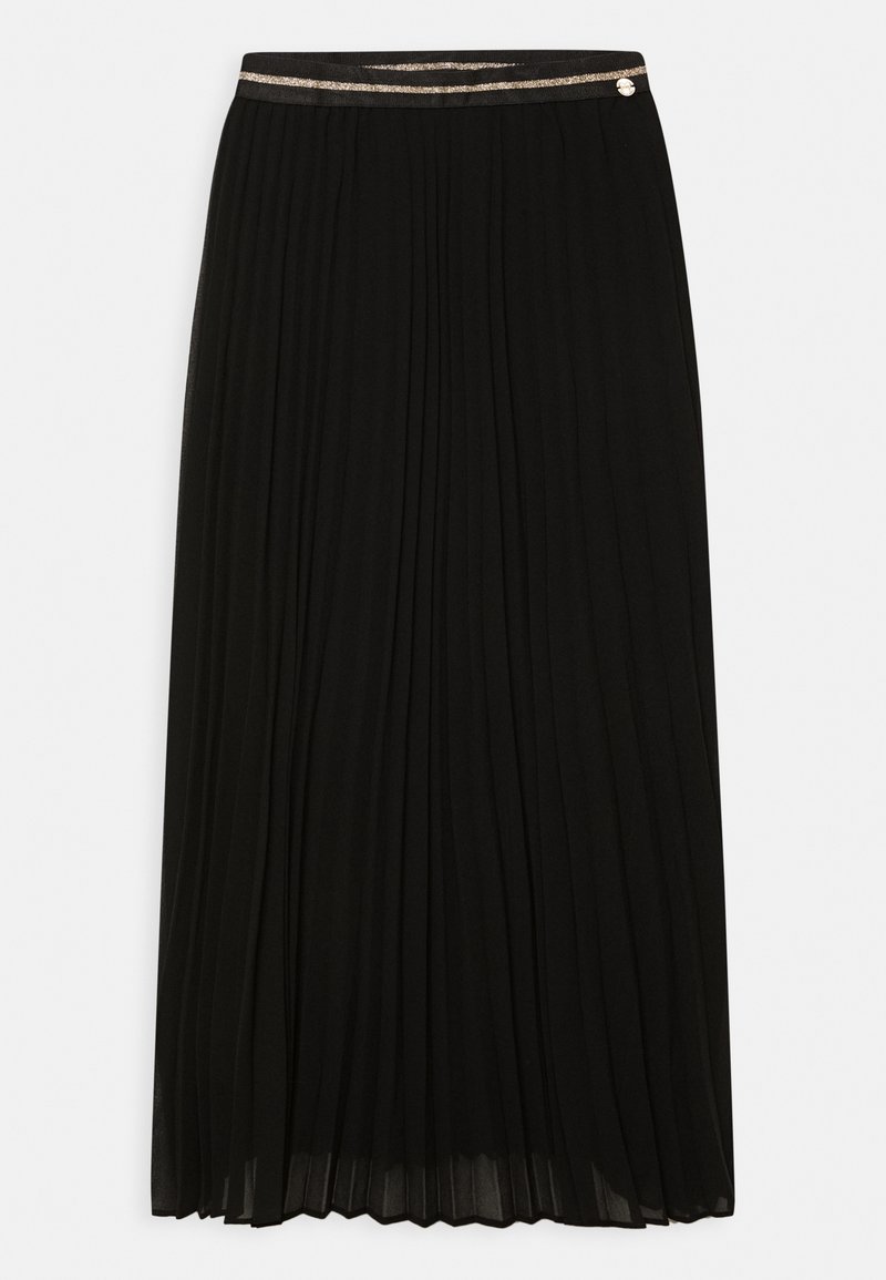 Jupe midi plissée noire avec une fine ceinture dorée et noire et un petit bouton métallique rond sur le côté gauche.