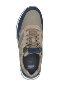 Sneaker beige e blu navy realizzato in materiali in rete, suede e pelle. Presenta lacci tondi, soletta imbottita e suola in gomma texturizzata.