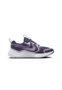 Basket de course Nike violette et noire avec semelle blanche, tige en mesh, fermeture à lacets et logo swoosh proéminent sur le côté.