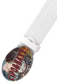 Weißes perforiertes Lederarmband mit einer dekorativen ovalen Schnalle, die farbenfrohen, abgenutzten Text und grafische Designs zeigt.