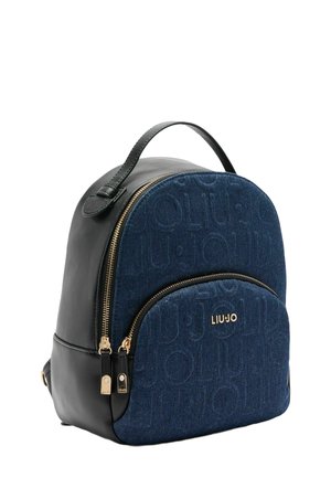 Blaue Wildleder- und schwarze Leder-Rucksack mit goldfarbenen Beschlägen, runder Form, geprägtem Logo und mit Reißverschluss ausgestattetem Frontfach.