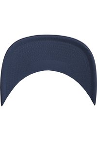Căciulă de vizieră bleumarin cu o margine curbată. Fabricată dintr-un material texturat, cu rânduri de cusături în fir contrastant pe partea de dedesubt.