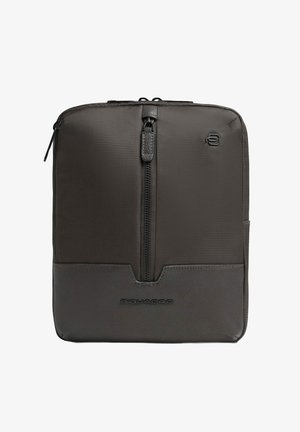 Bolsa para portátil de color gris oscuro hecha de tela texturizada con una base de cuero suave. Cuenta con una cremallera frontal y un detalle de logotipo en relieve.