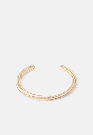 Goudkleurige open armband met twee verweven strengen, versierd met kleine heldere rhinestones langs de randen. Gladde textuur.