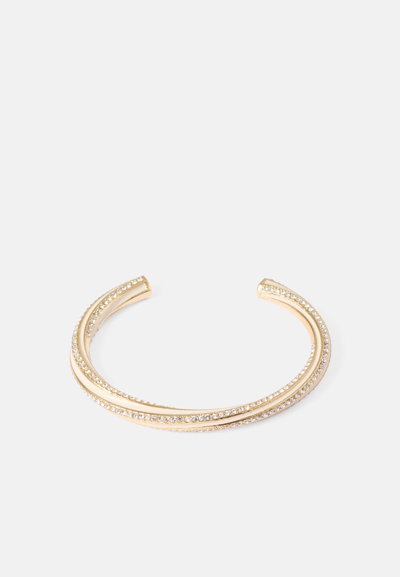 Goudkleurige open armband met twee verweven strengen, versierd met kleine heldere rhinestones langs de randen. Gladde textuur.