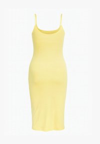 Żółta, prążkowana sukienka bodycon na cienkich ramiączkach, o długości do kolan, dopasowany krój, gładka tekstura i minimalistyczny design.