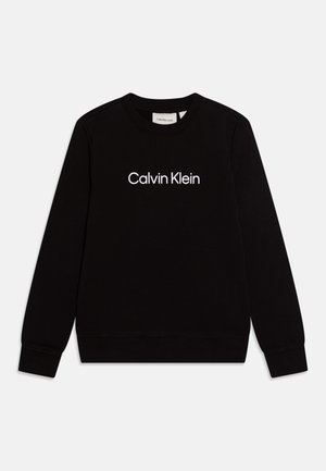 Fekete sweatshirt pamutkeverék anyagból, kerek nyakkal és hosszú ujjakkal. A fehér "Calvin Klein" logó a mellkas közepén található.