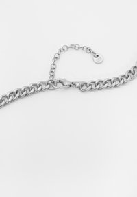 Colier din lanț argintiu cu închizătoare tip homar și lanț prelungitor reglabil pe un fundal alb.