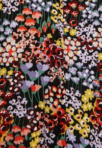 Kukka-kuosiset paidat, joissa on musta tausta punaisilla, purppuran, keltaisilla ja valkoisilla kukilla. Edessä mustat napit. Puuvillakangasta.