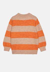 Beige gestrickter Pullover mit kräftigen orangefarbenen horizontalen Streifen. Verfügt über einen gerippten runden Halsausschnitt und lange, umgeschlagene Ärmel. Weiche Textur.