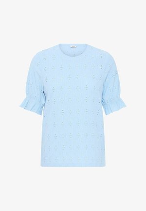 Vaaleansininen puuvillapusero, jossa on pyöreä pääntie, lyhyet frillattuja hihoja ja aukko-kuvioinnilla koristeltu kangas.