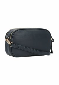 Borsa a tracolla in pelle blu navy con dettagli in oro, due scomparti, texture liscia e tracolla regolabile. Forma rettangolare.