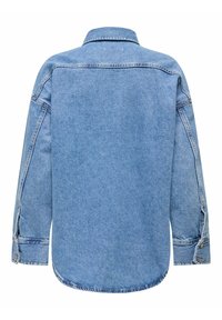 Džínová bunda ve světle modré barvě s klasickým límcem, dlouhými rukávy a manžetami na patentky. Má rovný střih a minimální detaily.
