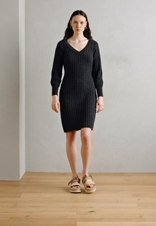 GOLDENSTAR  - Slippers - sand4