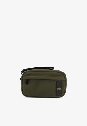 Borsa a cerniera in nylon verde oliva con accenti neri, forma rettangolare, con una patch logo sul davanti e dettagli superficiali testurizzati.