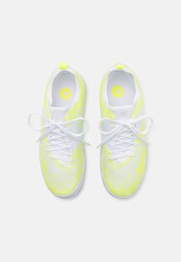 Scarpe da ginnastica bianche con una tomaia in mesh testurizzato giallo neon, punta rotonda e lacci piatti. Logo visibile sui lati e sulla soletta.