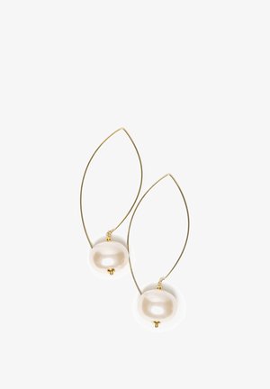 Złote kolczyki-koła z pojedynczą dużą białą okrągłą perłą wiszącą na dole.